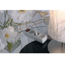 Mehrfachsteckdose mit Schalter und Stecker auf einem Tisch