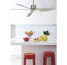 Deckenventilator mit drei Flügeln in einem hellen Küchenbereich.