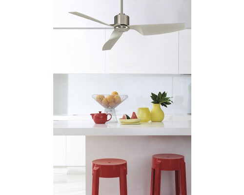 Deckenventilator mit drei Flügeln in einem hellen Küchenbereich.