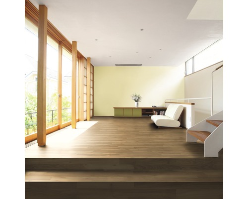 Heller Raum mit Holzboden, Fensterfront und Treppe