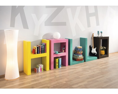 Buchstabenregale bilden das Wort Halle mit Büchern, Spielen, Gitarre und einer Stehlampe