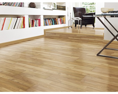 Wohnraum mit hellem Laminatboden, Bücherregal und Sessel