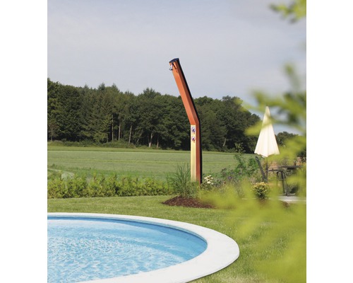 Außendusche neben einem Pool in einem Garten