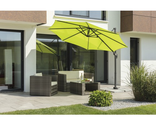Terrasse mit Gartenmöbeln und Sonnenschirm vor einem Haus