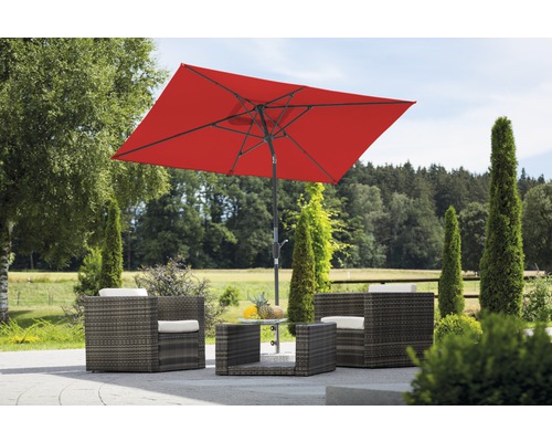 Gartenmöbelset mit zwei Sesseln, einem Tisch und einem Sonnenschirm