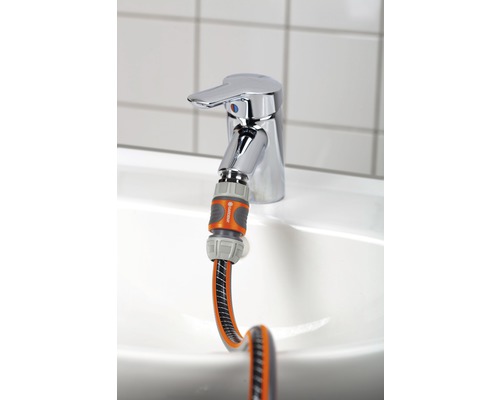 Gardena Wasserhahnadapter am Wasserhahn befestigt