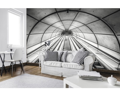 Wohnraum mit Fototapete einer Rolltreppe in Schwarzweiß
