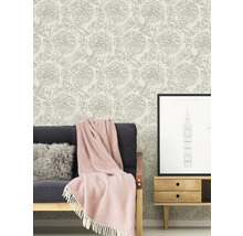 Dekoratives Zimmer mit gemusterter Tapete, Sofa, Decke und Beistelltisch