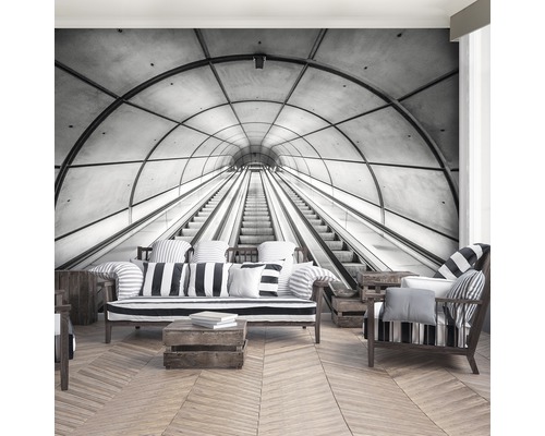 Wohnraum mit Fototapete, die eine Rolltreppe in einem Tunnel darstellt.