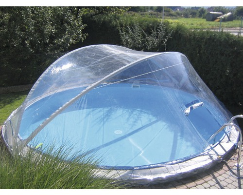 Aufblasbare Poolabdeckung über einem runden Schwimmbecken im Garten.