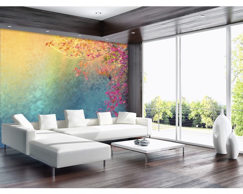 Heller Wohnraum mit Fototapete, Sofa und Fensterfront