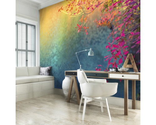 Helles Arbeitszimmer mit Fototapete, Schreibtisch und Sitzgelegenheit