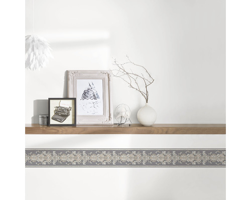 Wandbordüre mit floralem Muster an einer weißen Wand