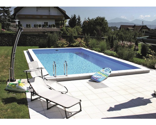Rechteckiger Pool im Garten mit Sonnenliegen und aufblasbarem Spielzeug