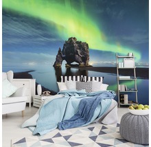 Schlafzimmer mit Fototapete einer arktischen Landschaft und Nordlichtern