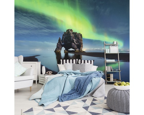 Schlafzimmer mit Fototapete einer arktischen Landschaft und Nordlichtern