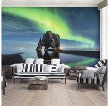 Fototapete mit Felseninsel und Nordlichtern in einem Wohnzimmer