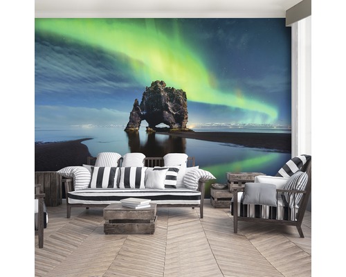 Fototapete mit Felseninsel und Nordlichtern in einem Wohnzimmer