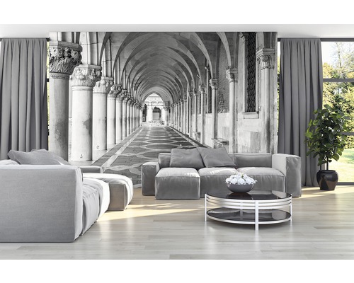 Wohnzimmer mit Fototapete eines Säulengangs