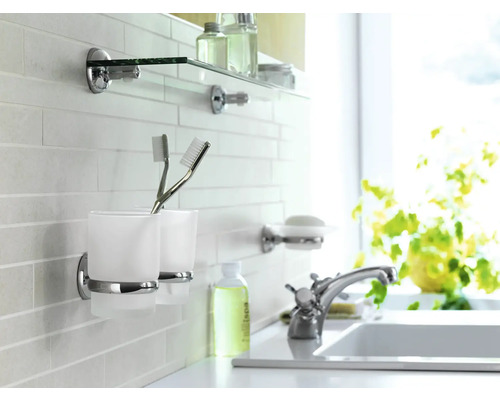 Badezimmer Waschbeckenbereich mit Zahnputzbecher, Seifenschale, Glasablage und Armatur