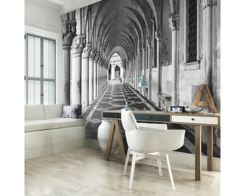 Wohnraum mit Fototapete eines Säulengangs