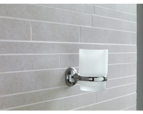 Wandmontierter Zahnputzbecherhalter mit Glasbecher im Badezimmer.