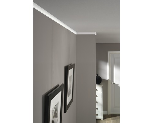 Beleuchtetes Wand-Deckenelement mit Bilderleisten in einem Interieur