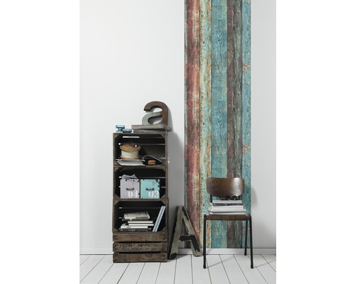 Dekorative Szene mit Holzregal, Stuhl und Holzwandpaneel