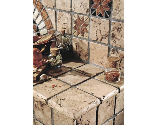 Küchenarbeitsplatte und Wandfliesen mit mediterranem Dekor und Gewürzgläsern