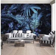Wohnzimmer mit Fototapete mit Pflanzenmotiven, Sofa und Sessel
