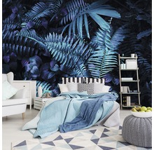 Schlafzimmer mit Dschungeltapete, Bett und Möbeln in blauem Farbschema.