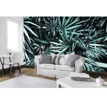 Wohnzimmer mit Fototapete mit Palmenmotiv und weißer Möblierung