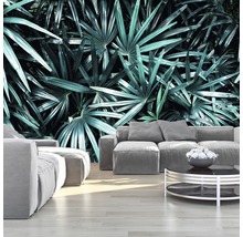 Wohnzimmer mit Fototapete mit Palmenblättern, Sofas und Tisch