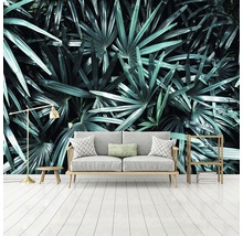 Wohnzimmer mit Sofa, Stehlampe, Beistelltisch, Regal und Fototapete mit Pflanzenmotiv