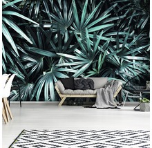 Wohnzimmer mit Fototapete mit Blättern, Sofa und Teppich