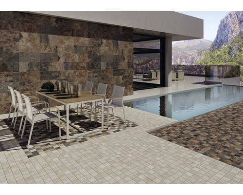 Terrasse mit Fliesen, Tisch und Stühlen im Außenbereich