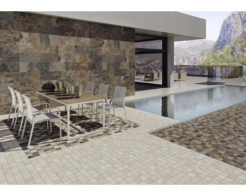 Terrasse mit Essbereich, Pool und Wandverkleidung in Steinoptik