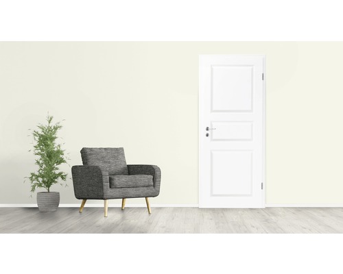 Wohnzimmerszene mit Sessel, Zimmerpflanze und Innentür