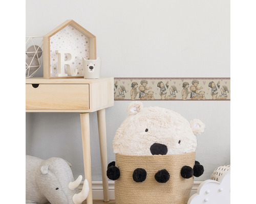 Kinderzimmer mit Bordüre, Beistelltisch und Spielzeug