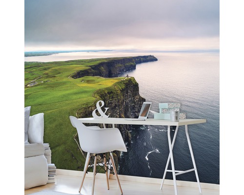 Wandbild mit Landschaftsmotiv, das Klippen am Meer zeigt und eine helle, freundliche Atmosphäre erzeugt.