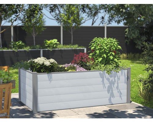 Hochbeet aus Kunststoff mit Pflanzen im Garten