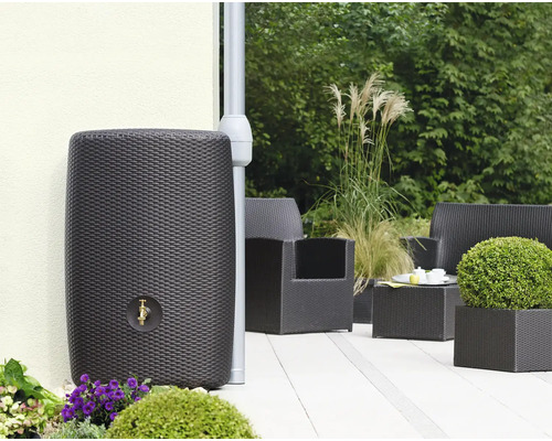 Regentonne in Rattanoptik mit Wasserhahn im Gartenbereich