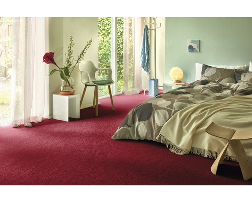 Helles Schlafzimmer mit Bett, Teppich, Stuhl und Dekoration