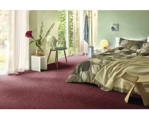 Schlafzimmer mit Bett, Teppich, Stuhl und Dekoration
