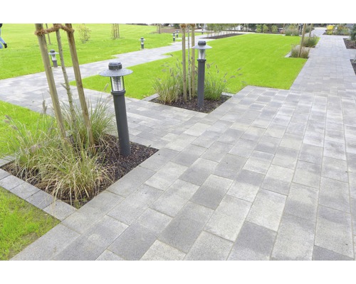 Gartenweg mit Betonpflastersteinen und Außenleuchten