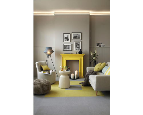 Wohnzimmer mit Sessel, Sofa, Teppich, Beistelltisch und gelbem Kamin