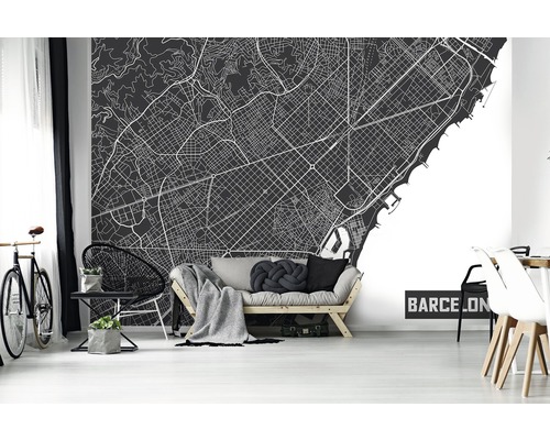 Wohnraum mit Barcelona Karte als Wanddekoration