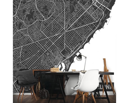 Wandgestaltung mit einer stilisierten Stadtkarte hinter einem Schreibtisch.