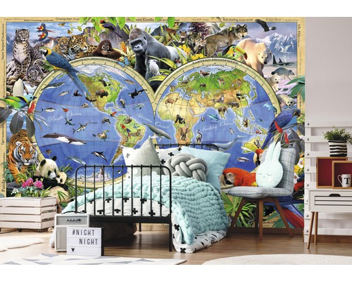 Kinderzimmer mit Weltkarte Tapete, Bett und Dekoration