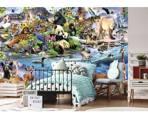 Kinderzimmer mit Tiermotivtapete, Bett und Möbeln